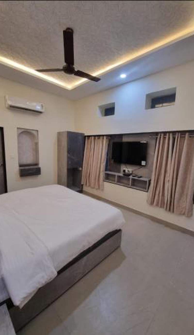 Green Villa - Luxury Rooms at peaceful location -200 mtrs away from Bus Stand -500 mtrs from Udaipur Railway Station - Family Suites w Kitchen also available