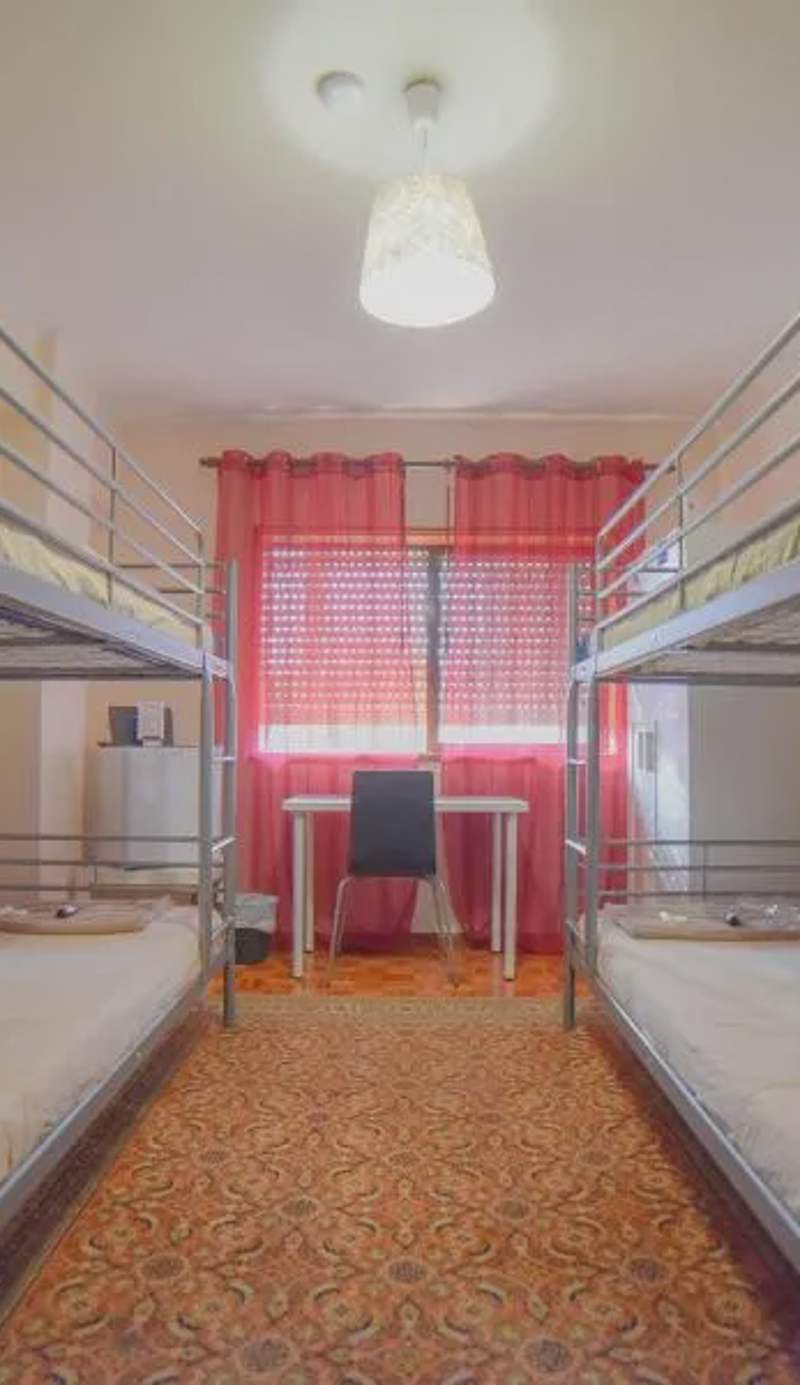 Quarto com 4 camas (Beliches+ 1 Sofá-cama)