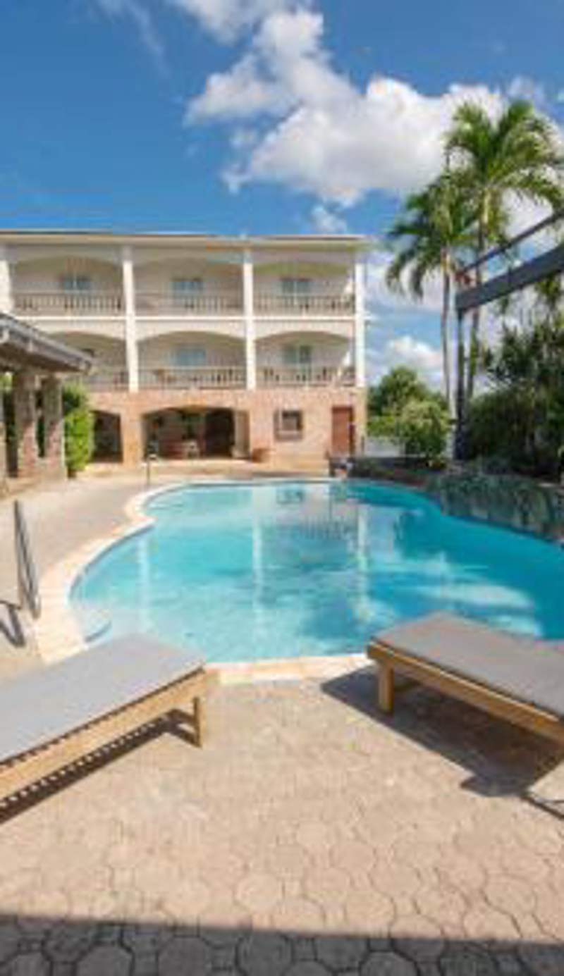 Lazy Parrot Inn
