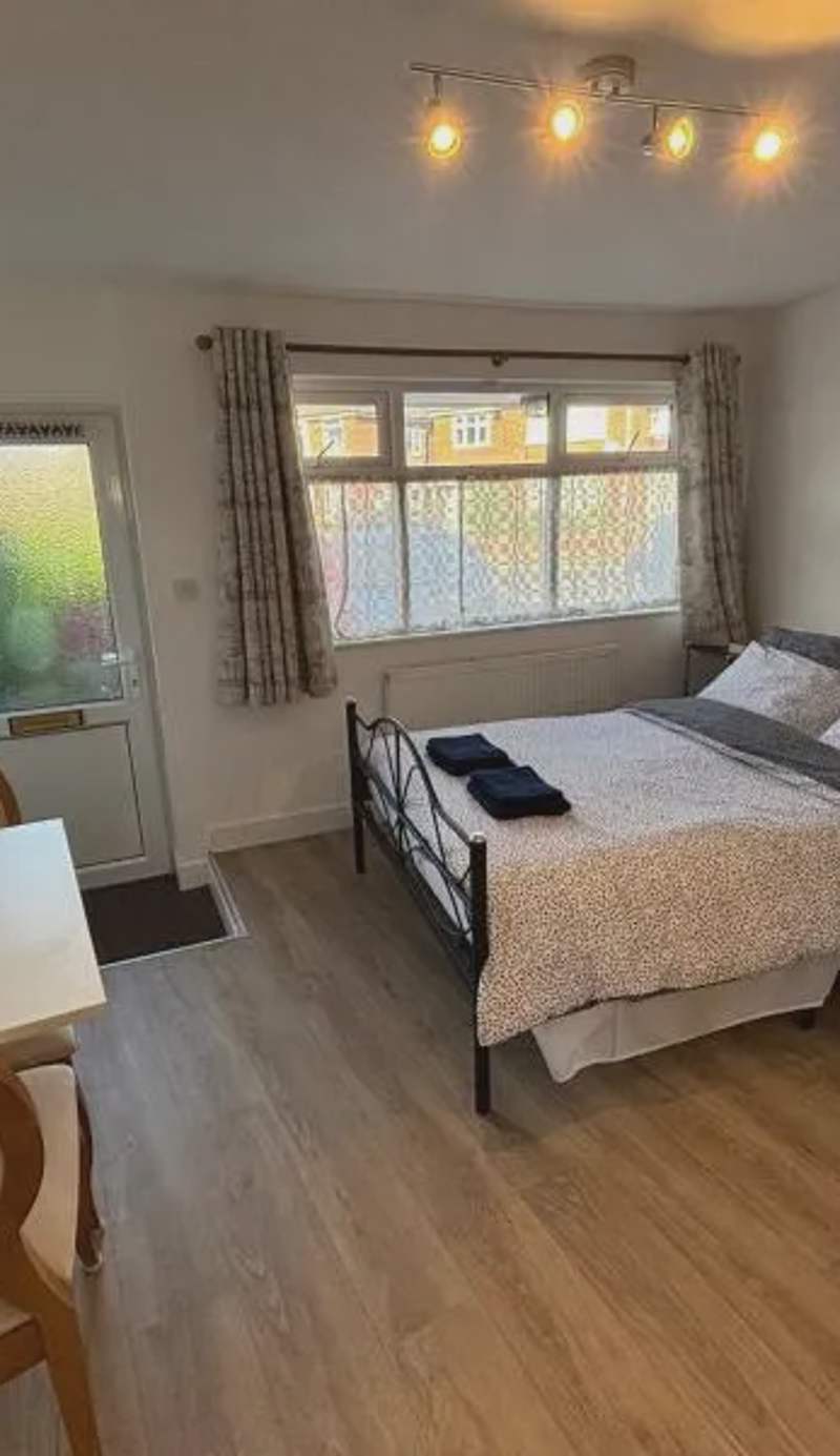 Modern & Cozy Gem - 10min to City Center - Parking