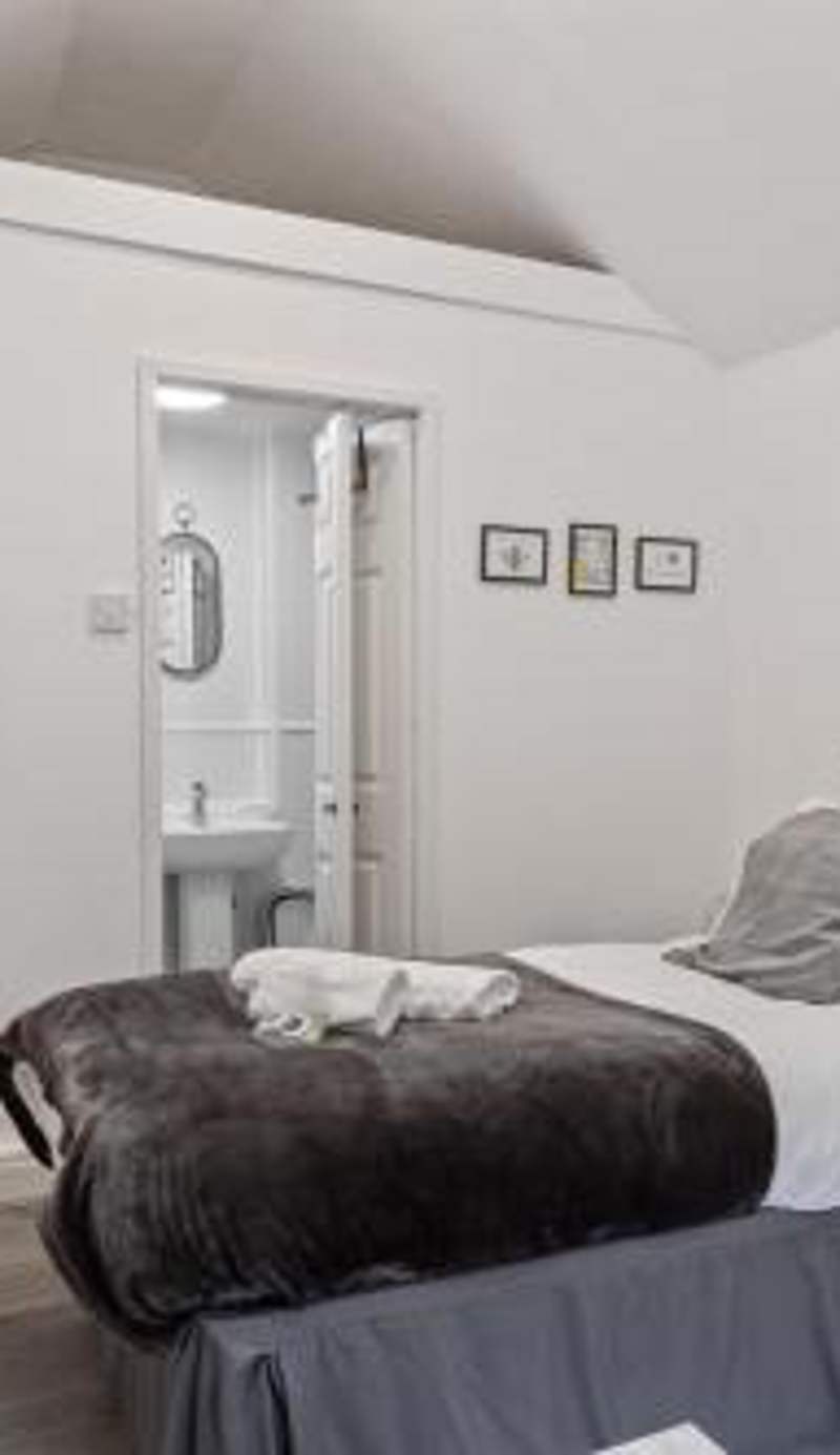 Studio Cottage With Shared Garden - 3Min to Bus Stop