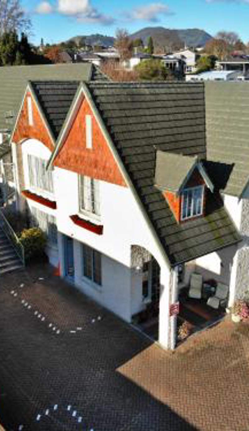 Colonial Lodge Motel