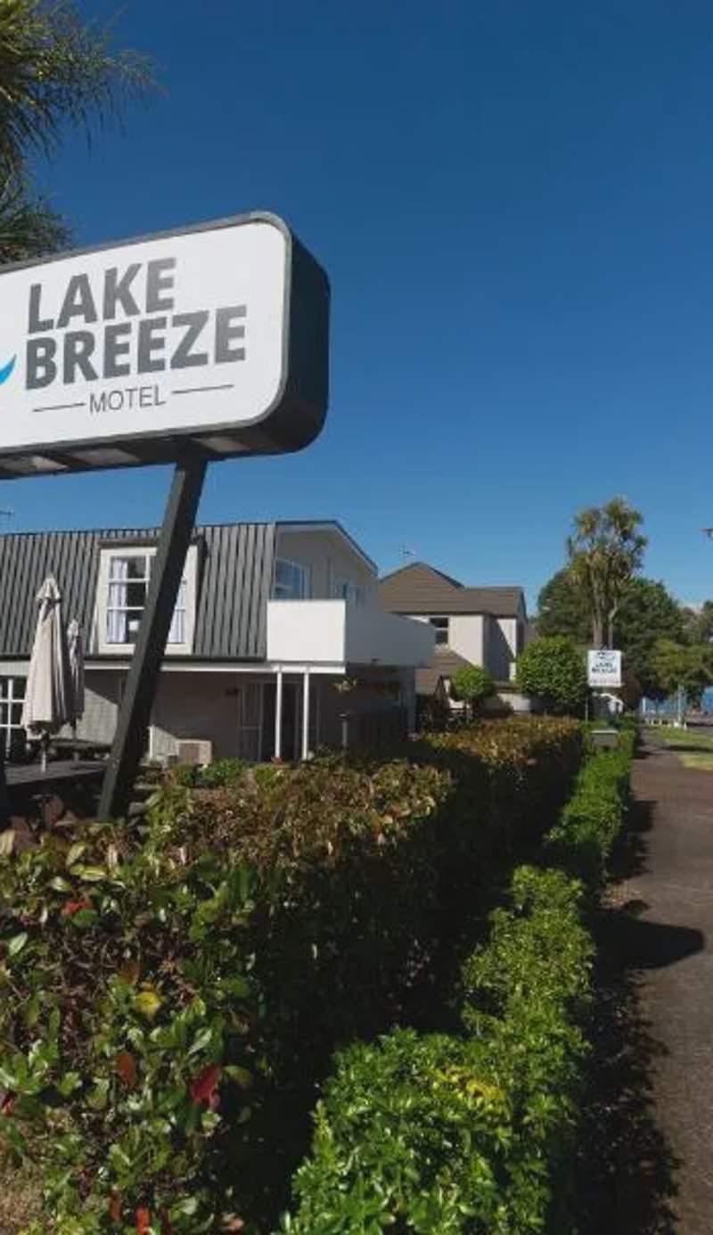 Lake Breeze Motel