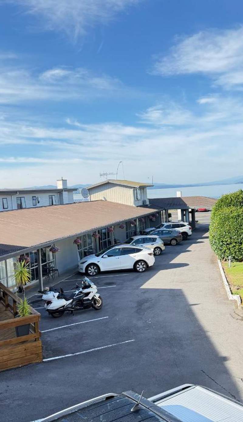 Absolute Lake View Motel