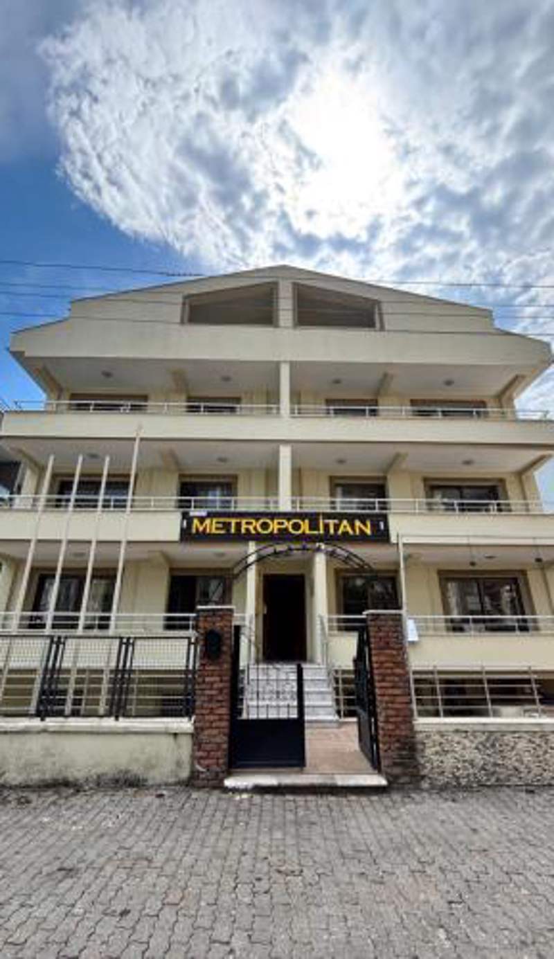 Metropolitan apart