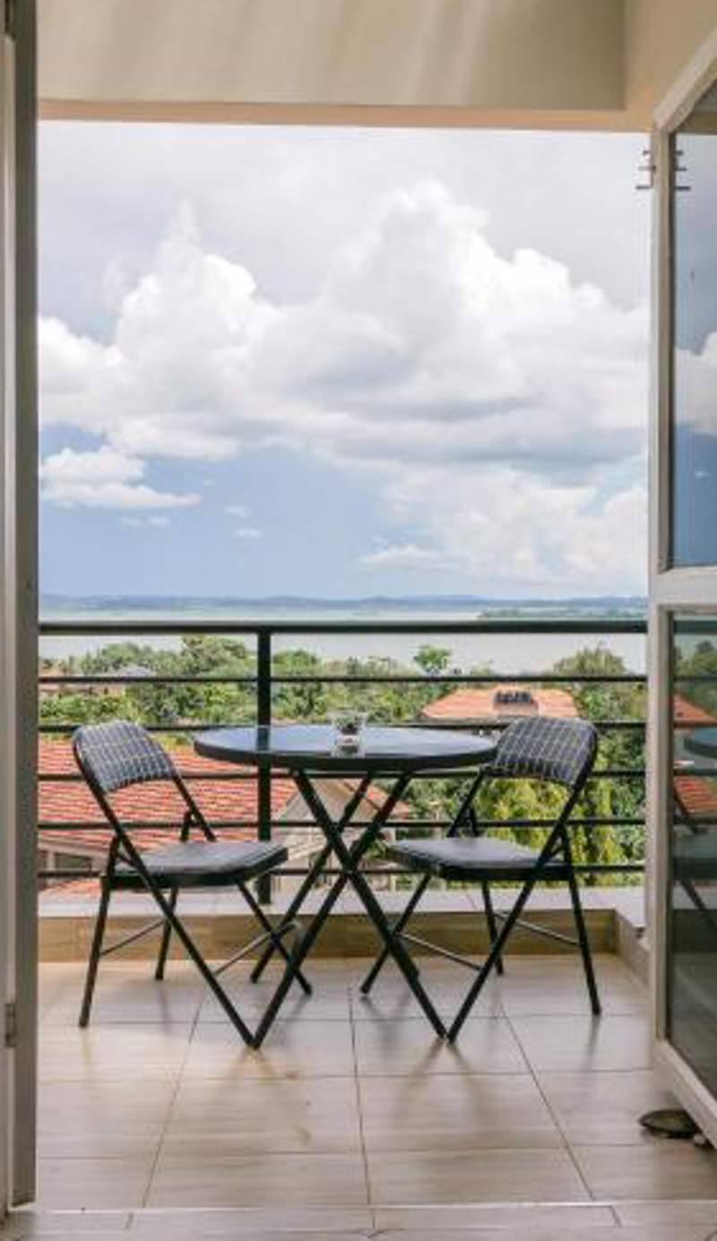 Banana Bayou - Spacious Lake View Apt in Bunga, Netflix, 24hr Security