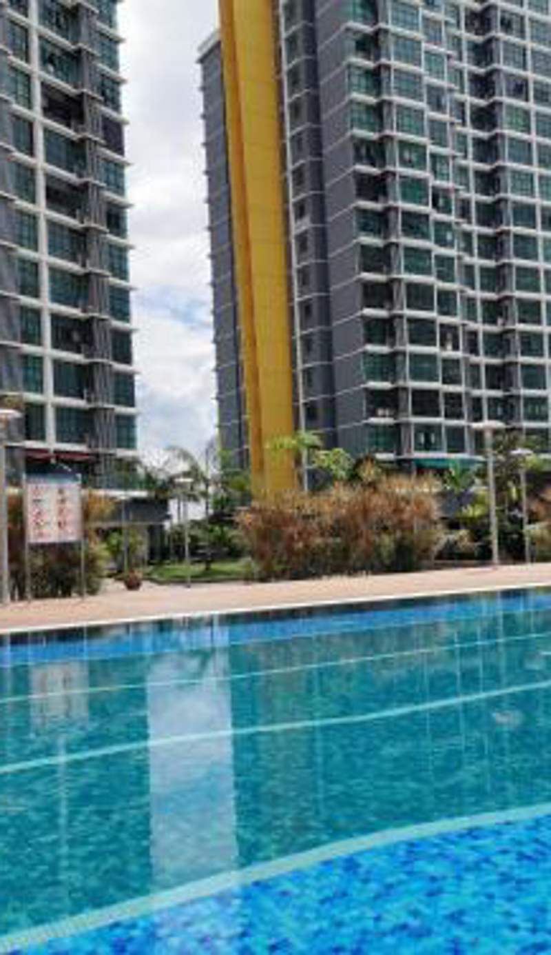 Vista Alam Studio Units - Pool, food court