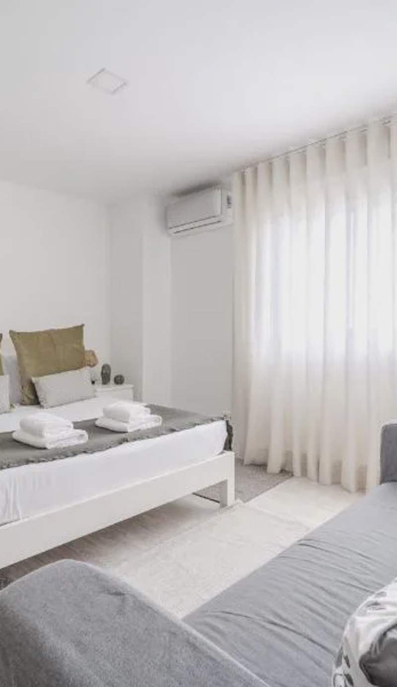 Central Lodge Flat by House and People