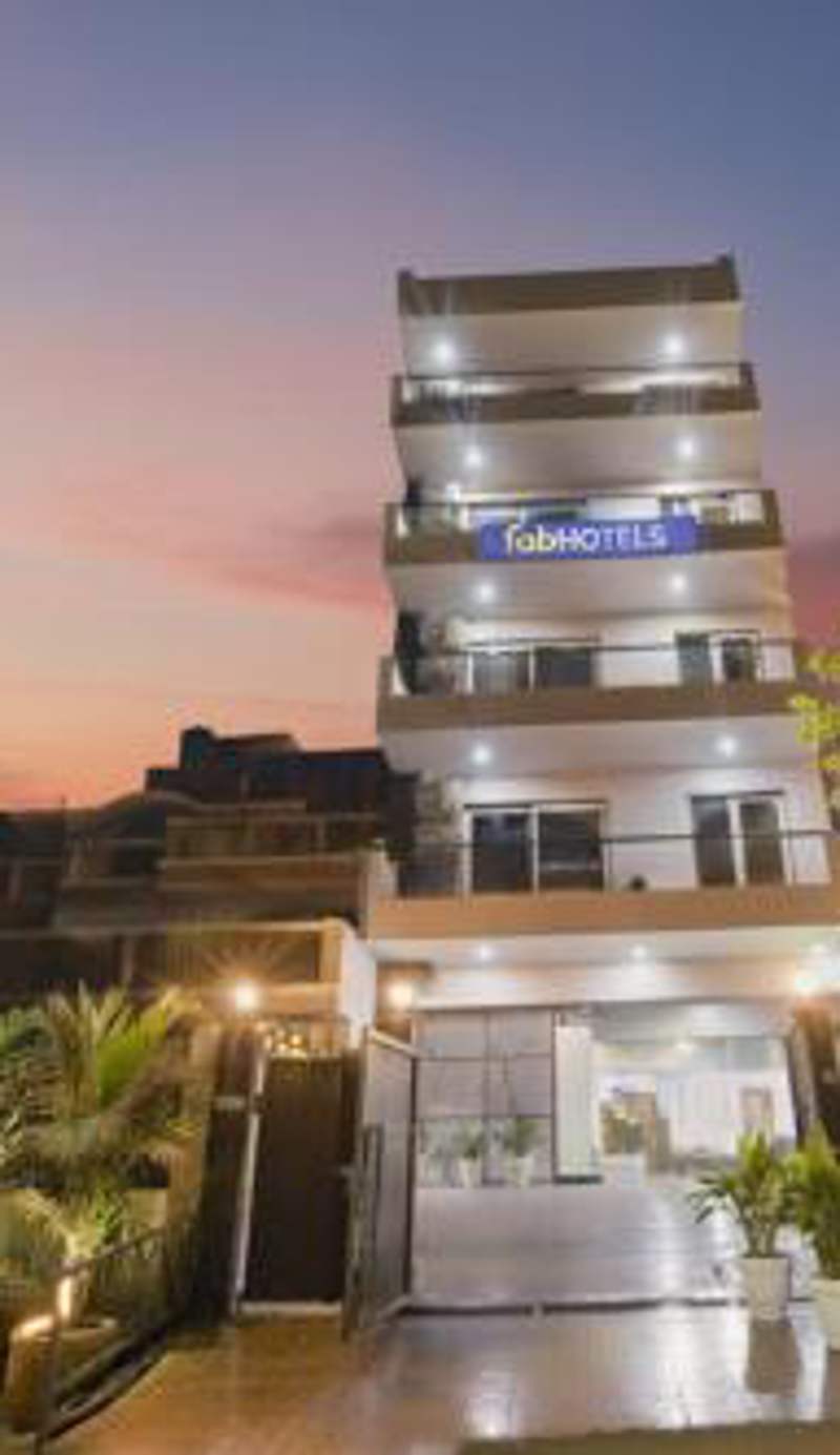 FabHotel Luxe 8 Stayz - Phase 1 Metro, Golf Course Road & Arjun Marg