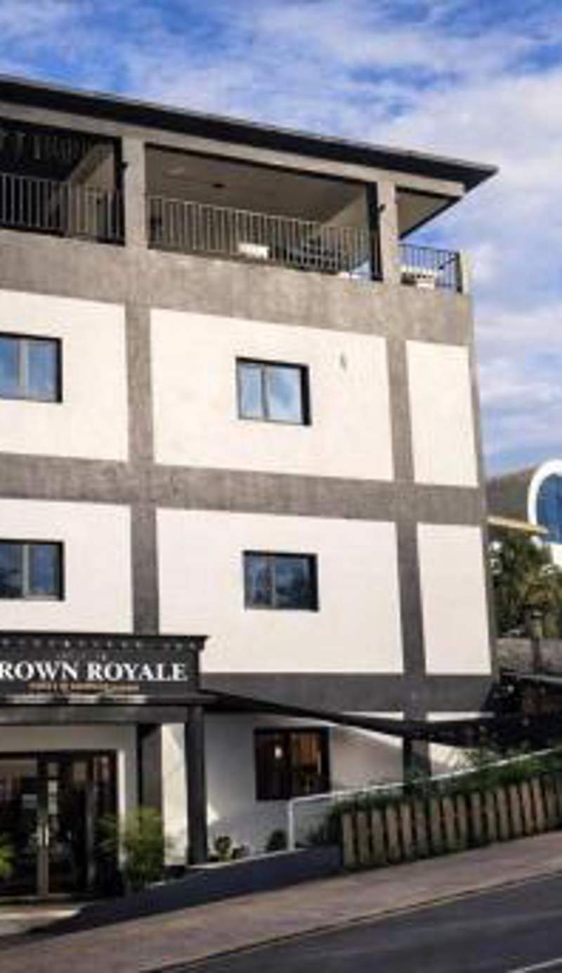 Crown Royale Hotel & Lounge