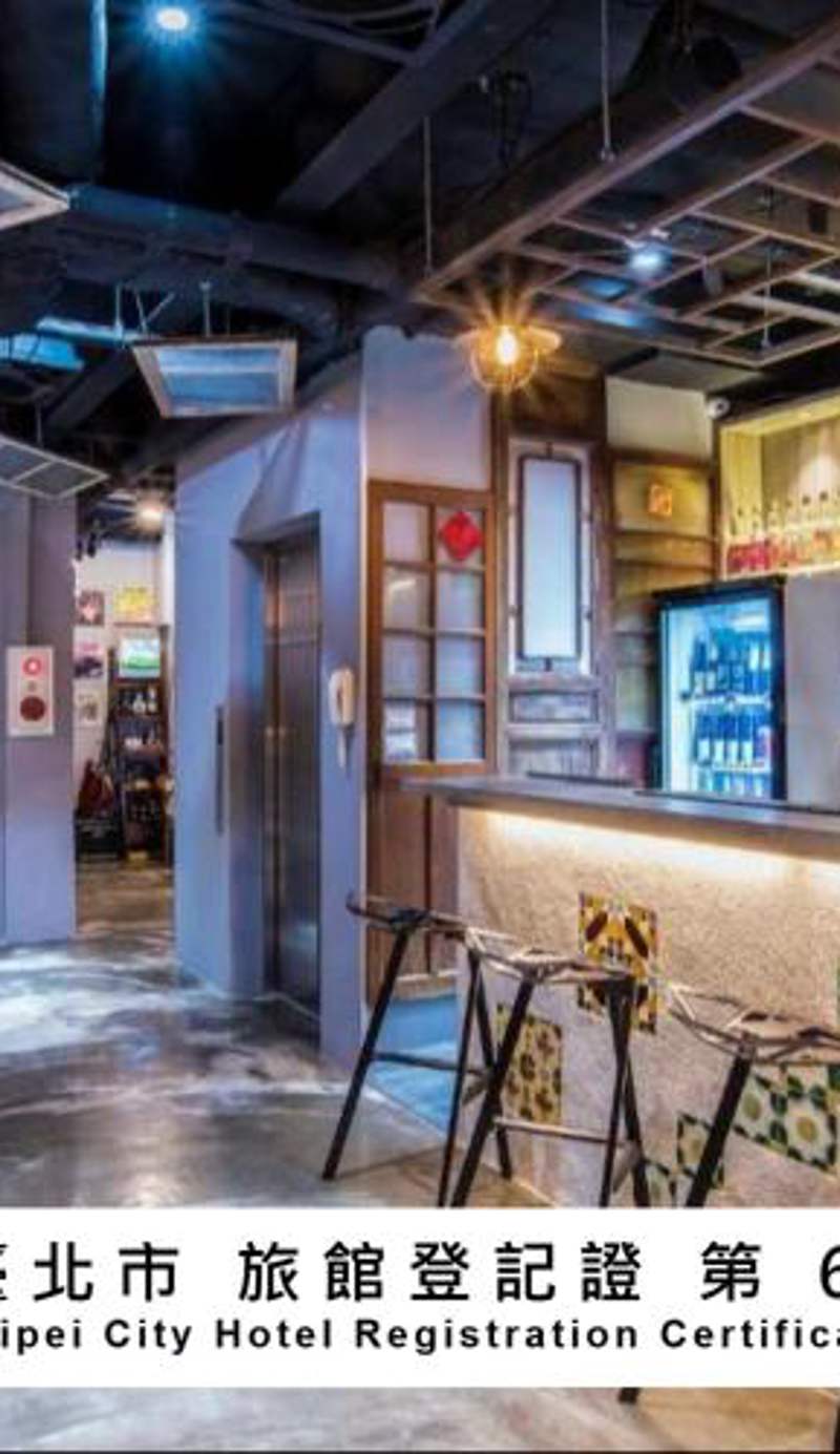 Old Door Hostel & Bar