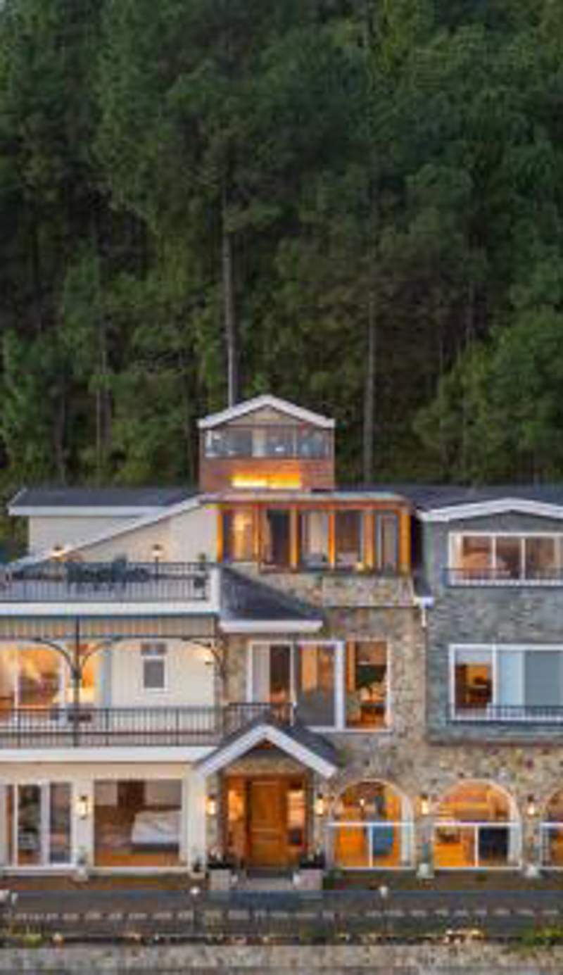 StayVista at Chestnut Manor with Sky Jacuzzi & Steam Room
