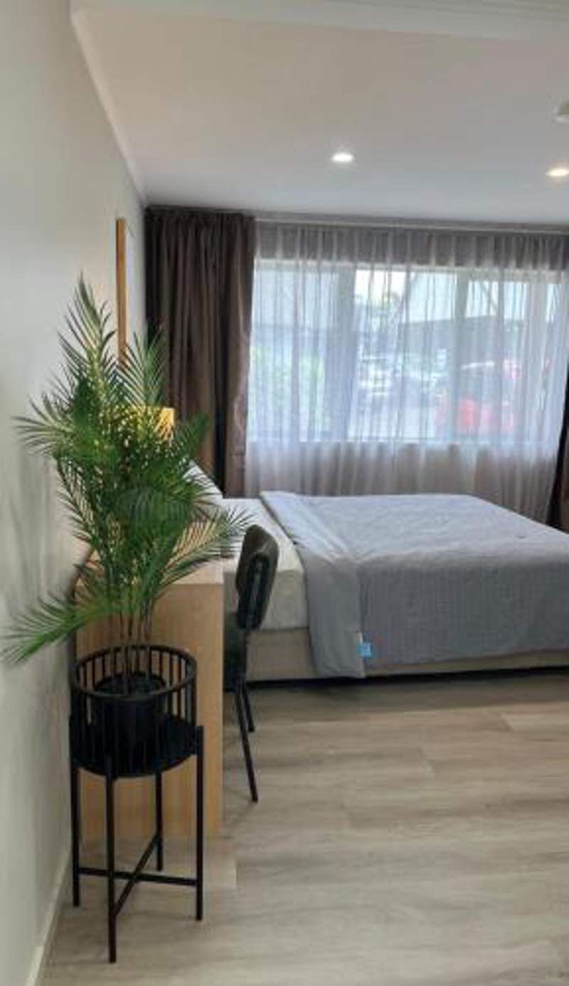 Cozy Ensuite Room with Amenities & Private Entrance