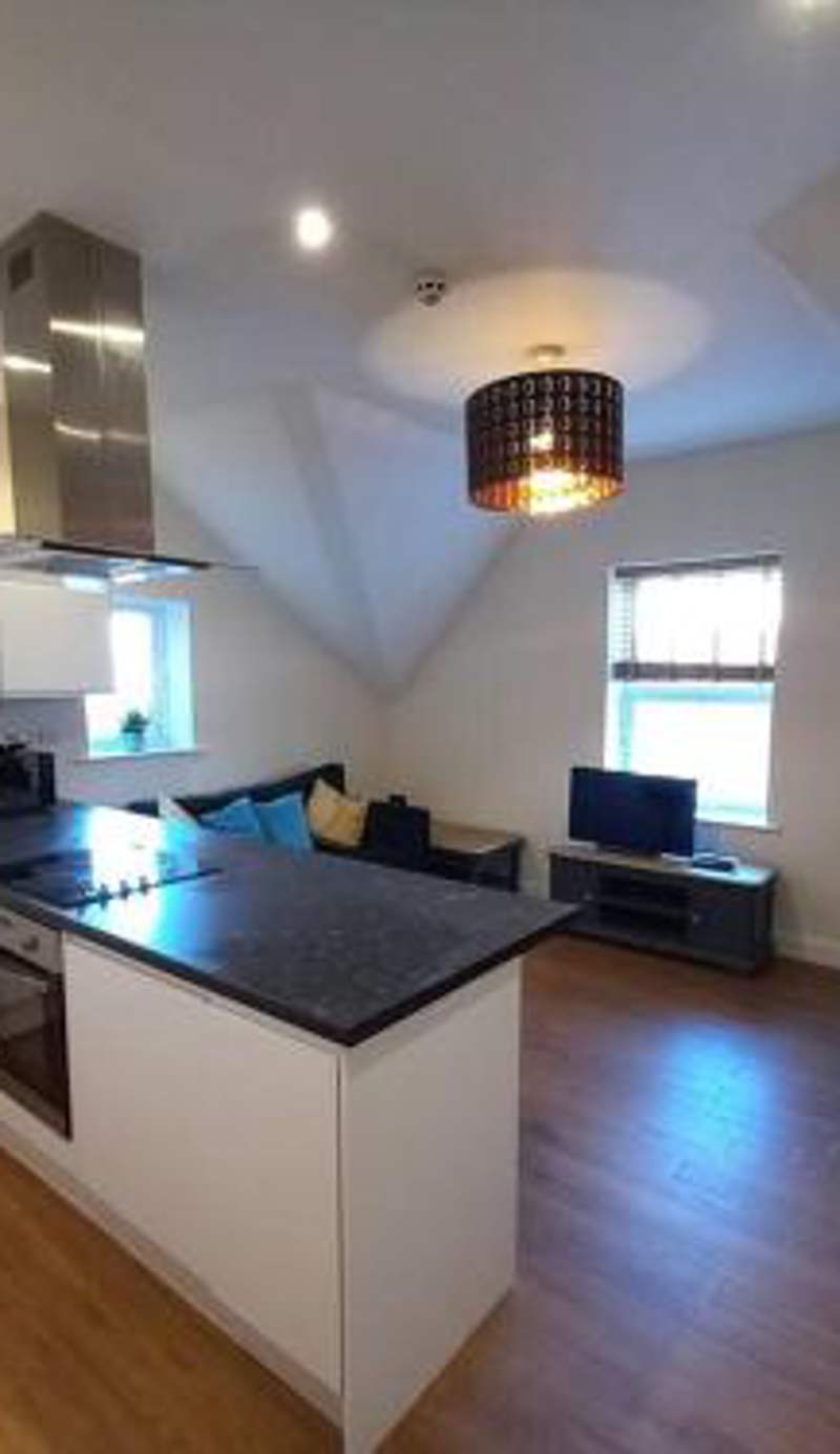 Roomy Penthouse 2 double bed apartment - Spacious - Central Beeston - Free secure parking -