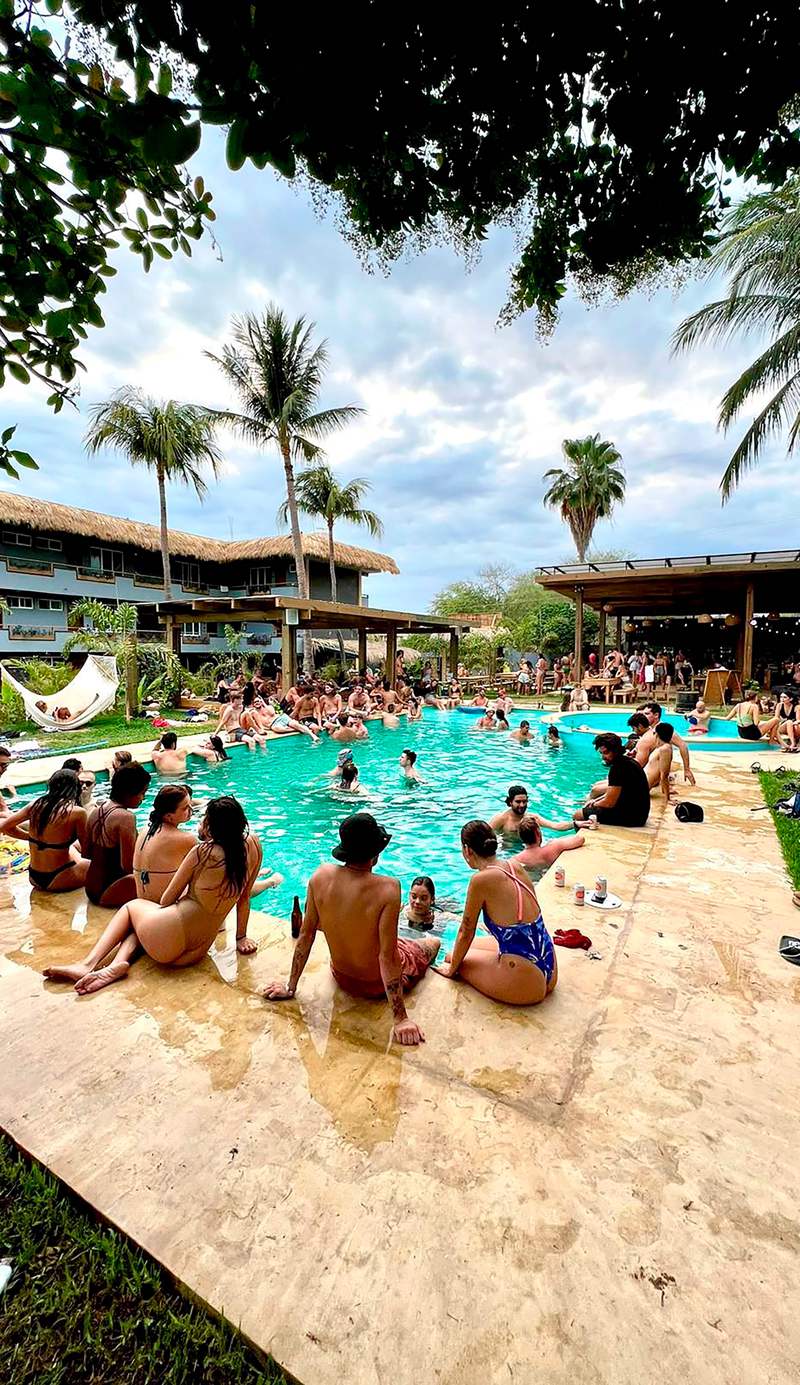 Straw Hat Surf Hostel & Bar