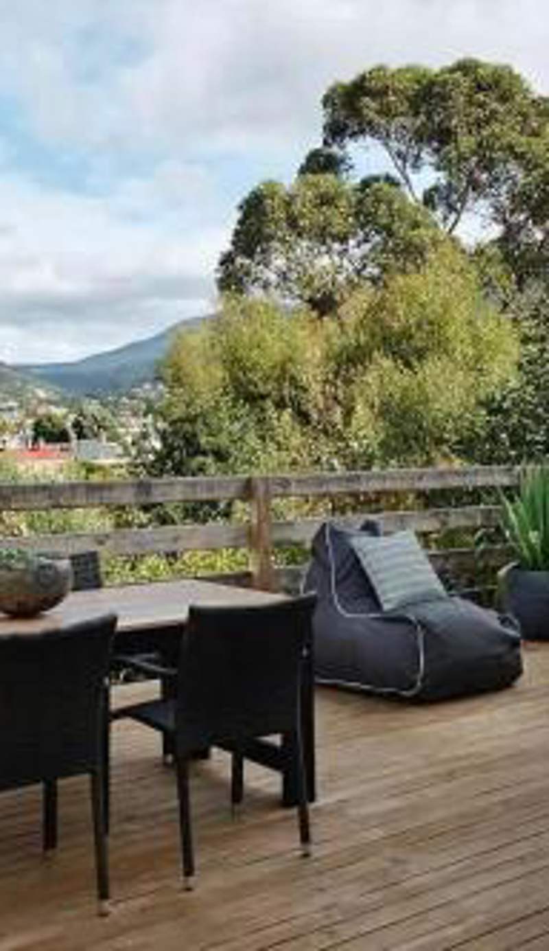 Cosy central apartment with large sunny deck