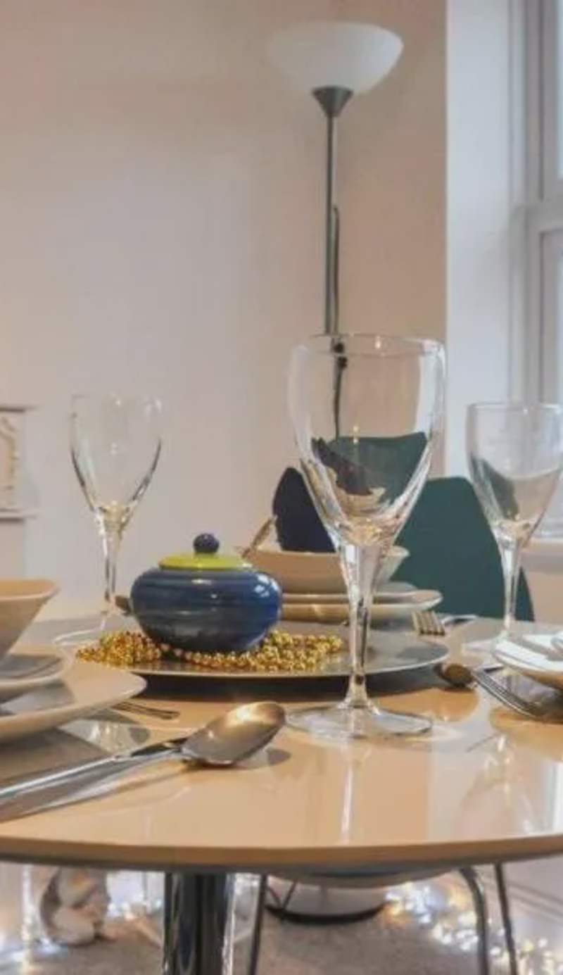 The Sashes - Stylish Apartment - FREE Parking - Ultrafast WIFI - Smart TV - Netflix - sleeps up to 6! Close to Poole Town Center & Sandbanks & Bournemouth