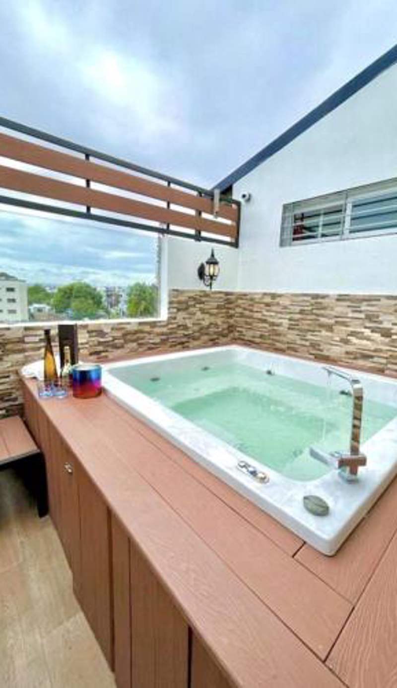 Luxury 5 Beds Penthouse - Private Jacuzzi & Karaoke Bar & Free Parking