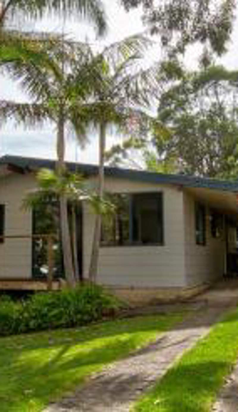 Lockhart Leafy Cottage - walk to Mollymook Beach