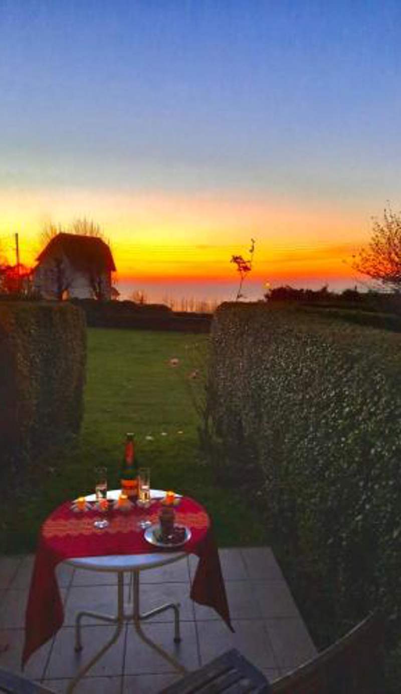 Studio cosy et terrasse-jardin superbe vue mer