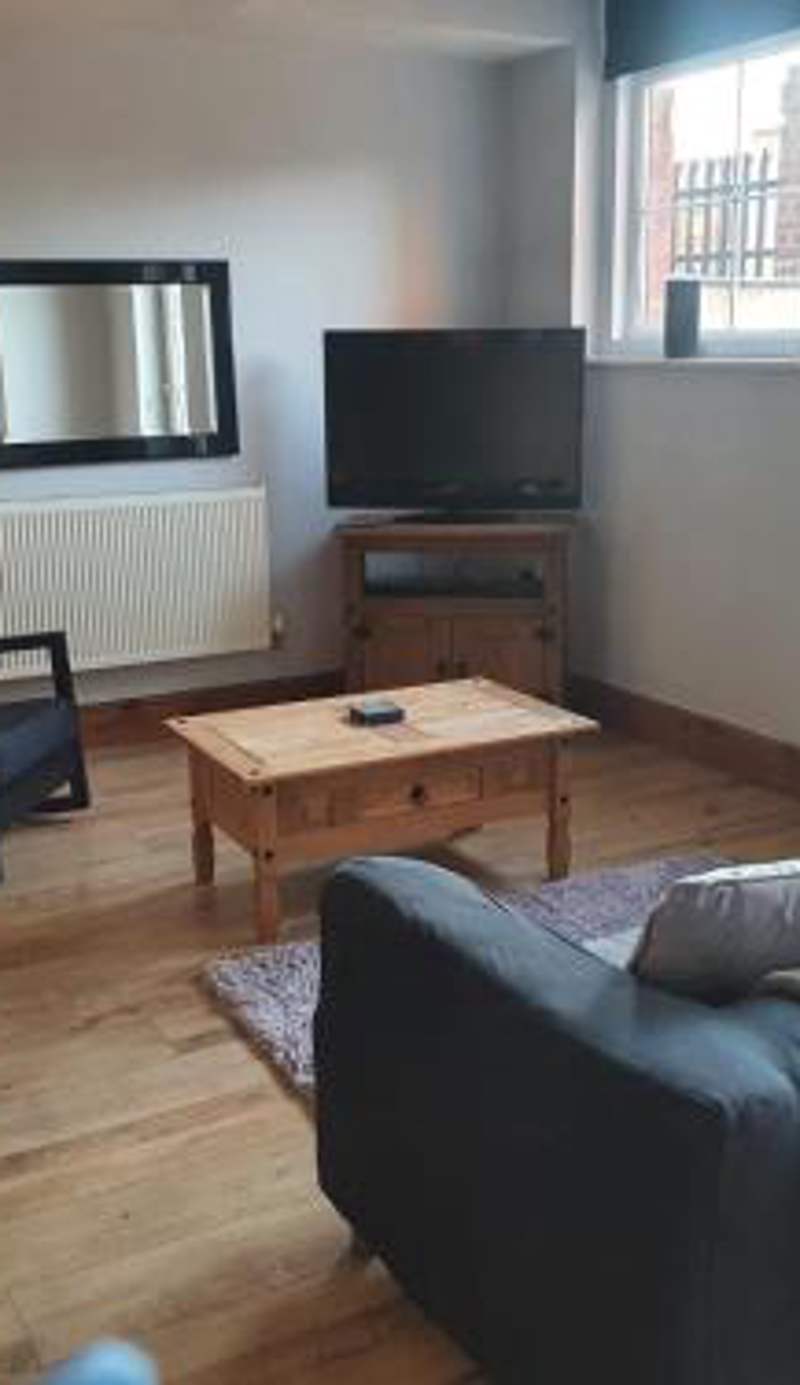 Spacious 2 bed appartment next to BAE with spa bath