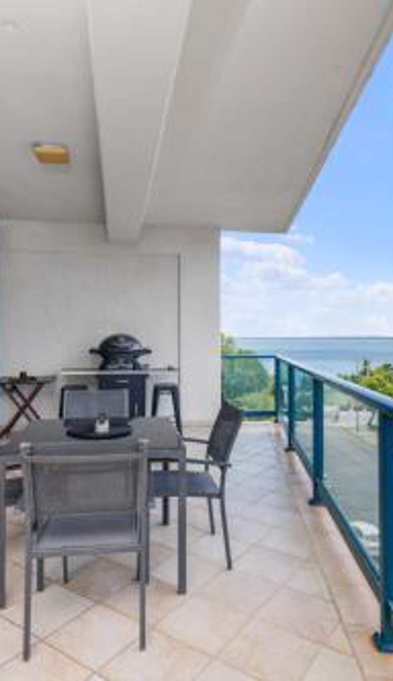Ideal CBD Location with Harbour Views Pool Gym & BBQ