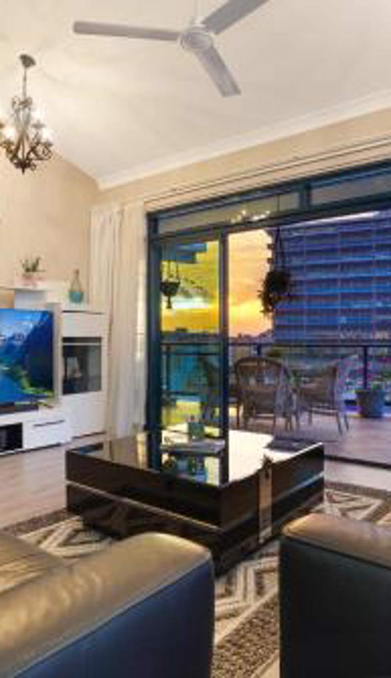 City Retreat Top floor, Harbour Views, Pool and Gym