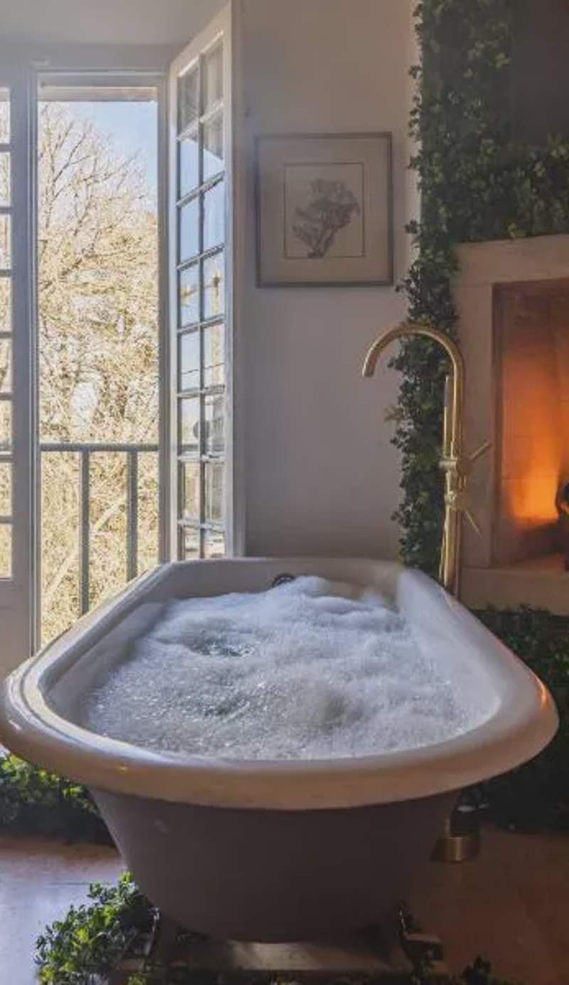Unique double Smart Room in 17 century Home with snooker, hottub and BBQ