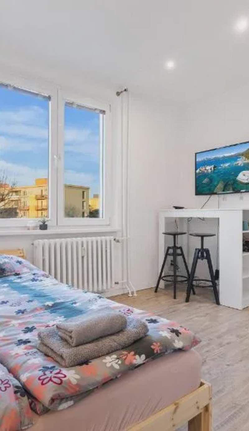 Apartment 20 minutes from City Center w Coffee, Tea, TV, and Parking