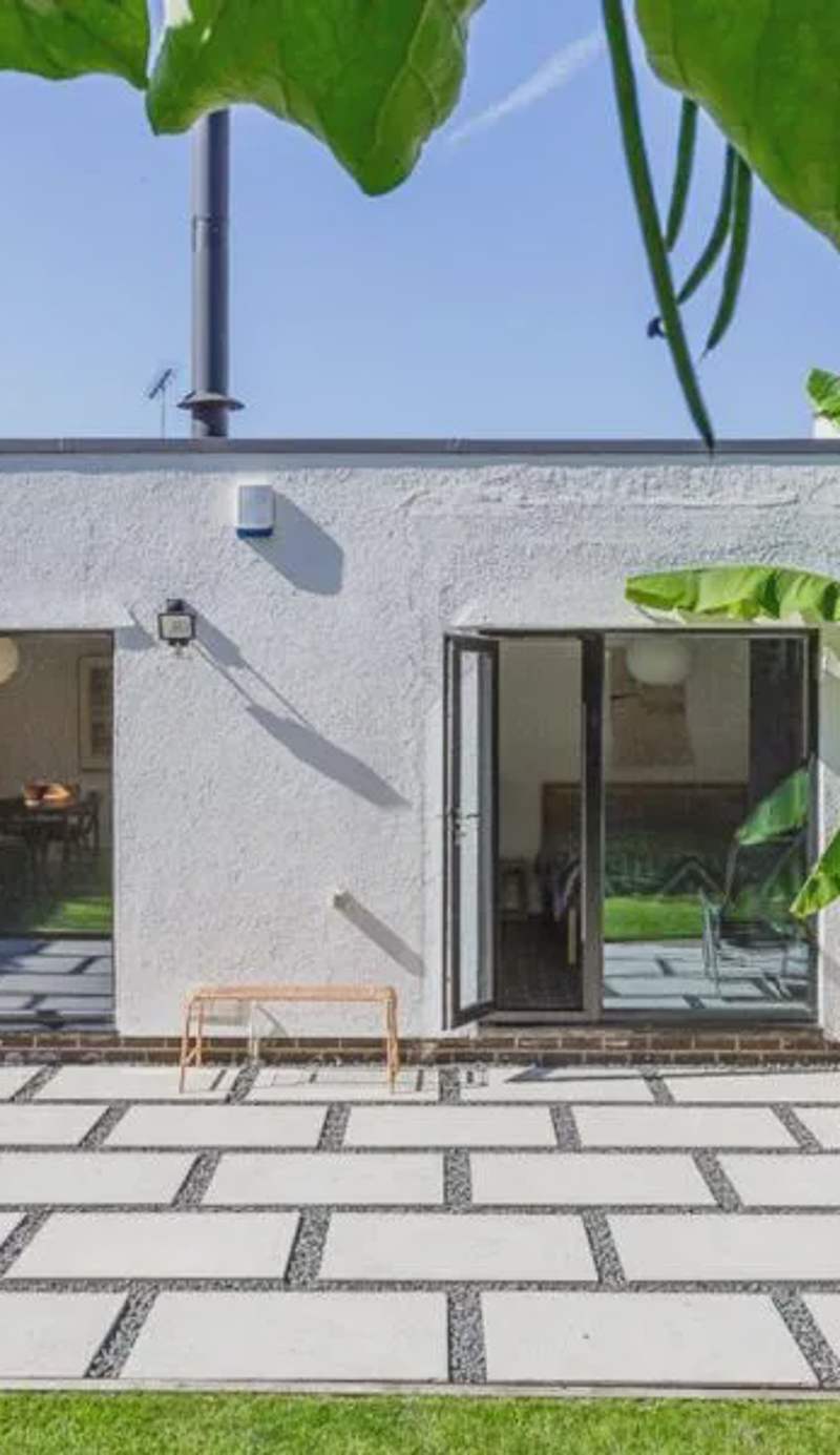 Mid-Century Modern Style 1BD House with Large Garden