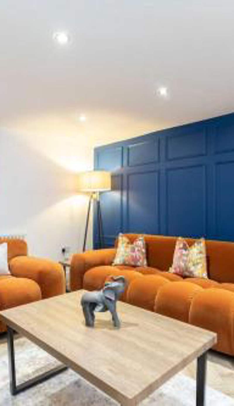 Large Period 2-Bed Apartment Close to Town