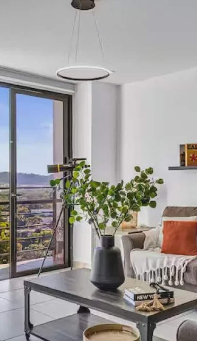 Modern apt with stunning city and mountain views