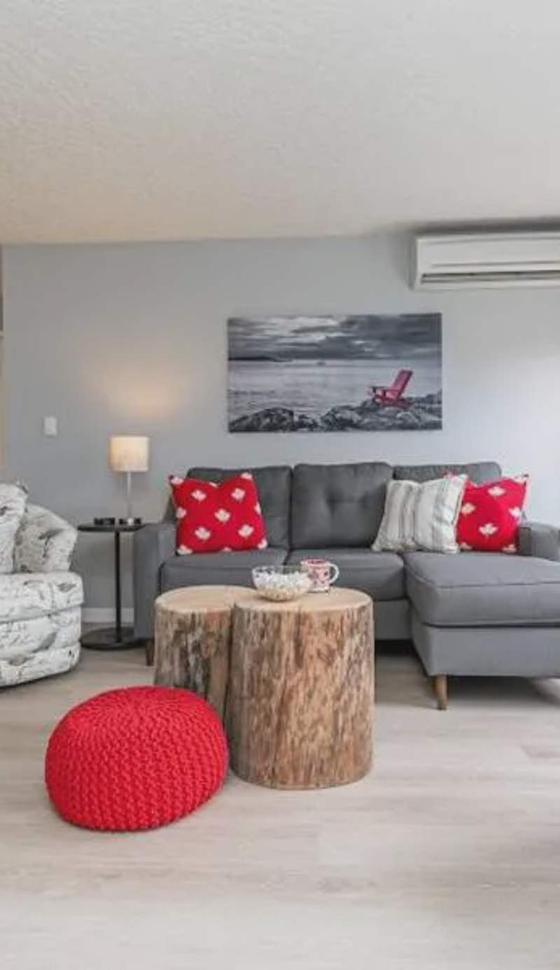 Lovely 2 bedroom suite steps from The beach