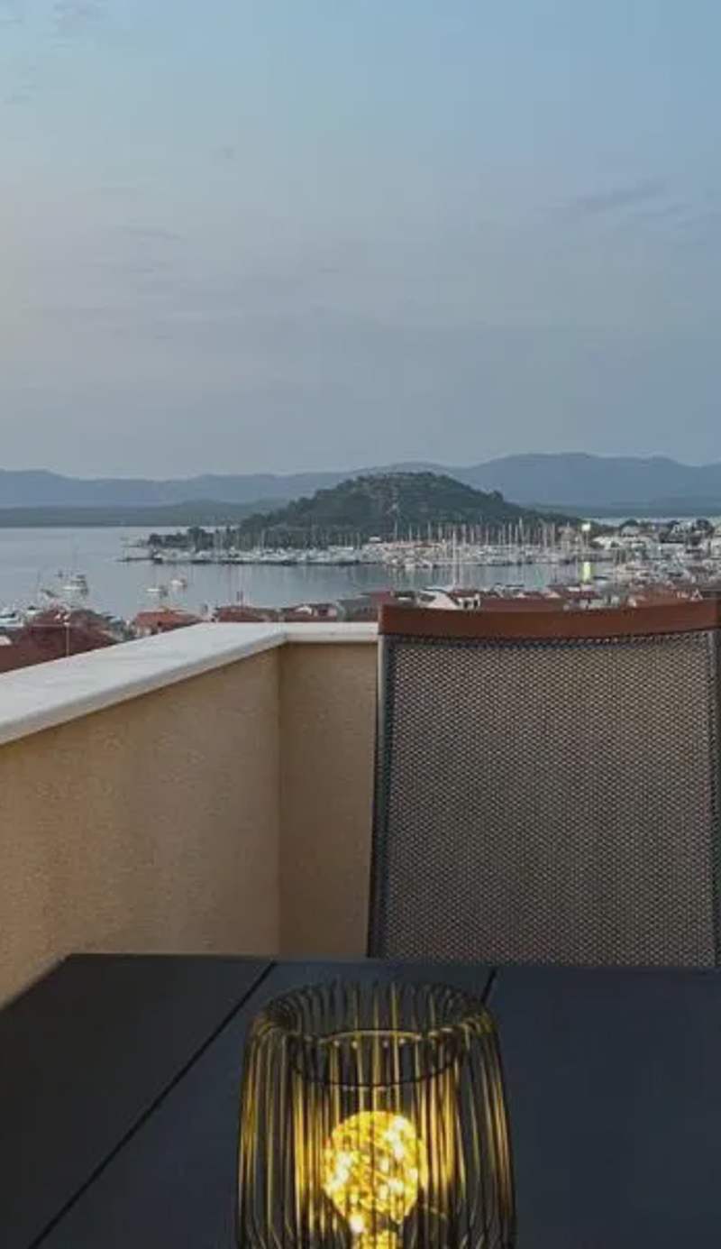 Dvosobni apartman s pogledom na more
