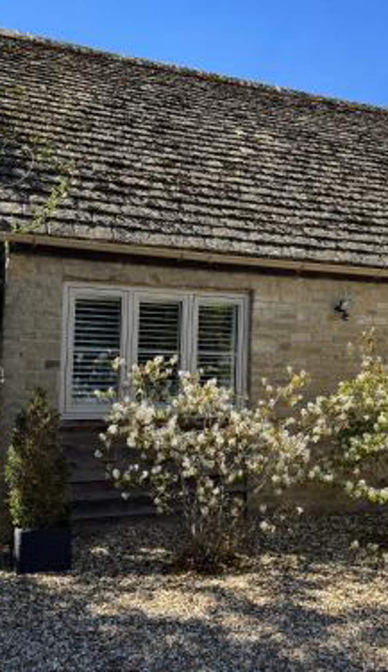 Cotswolds cottage in Ewen village with the Wild Duck Pub, Cirencester