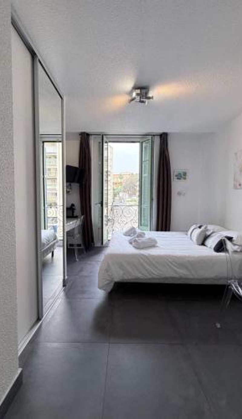 Studio central avec balcon- Plage - Tram - Aéroport
