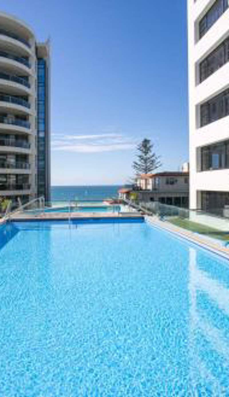 Superb Elevated Views of Harbour with Heated Pool, Gym & Parking