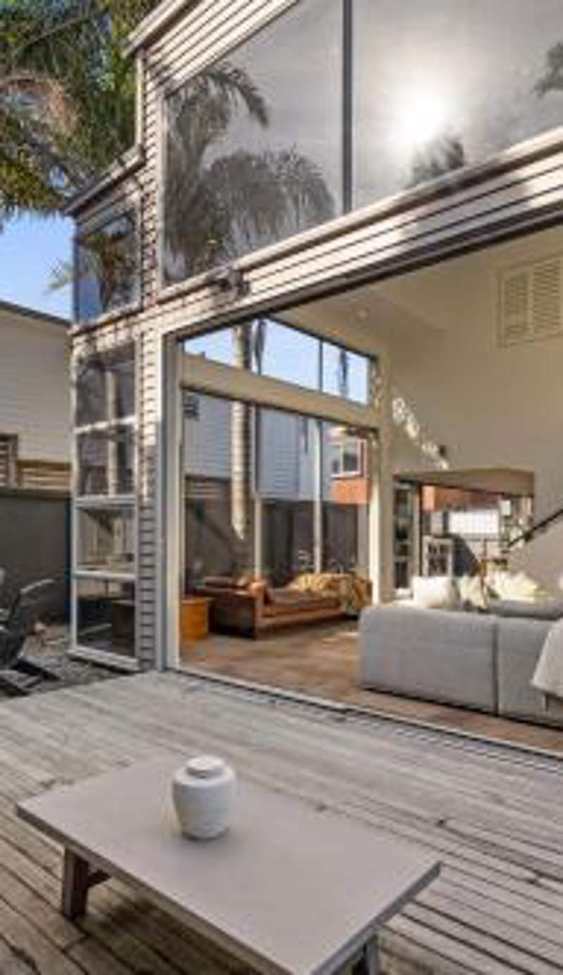 Modern Home Central Mount