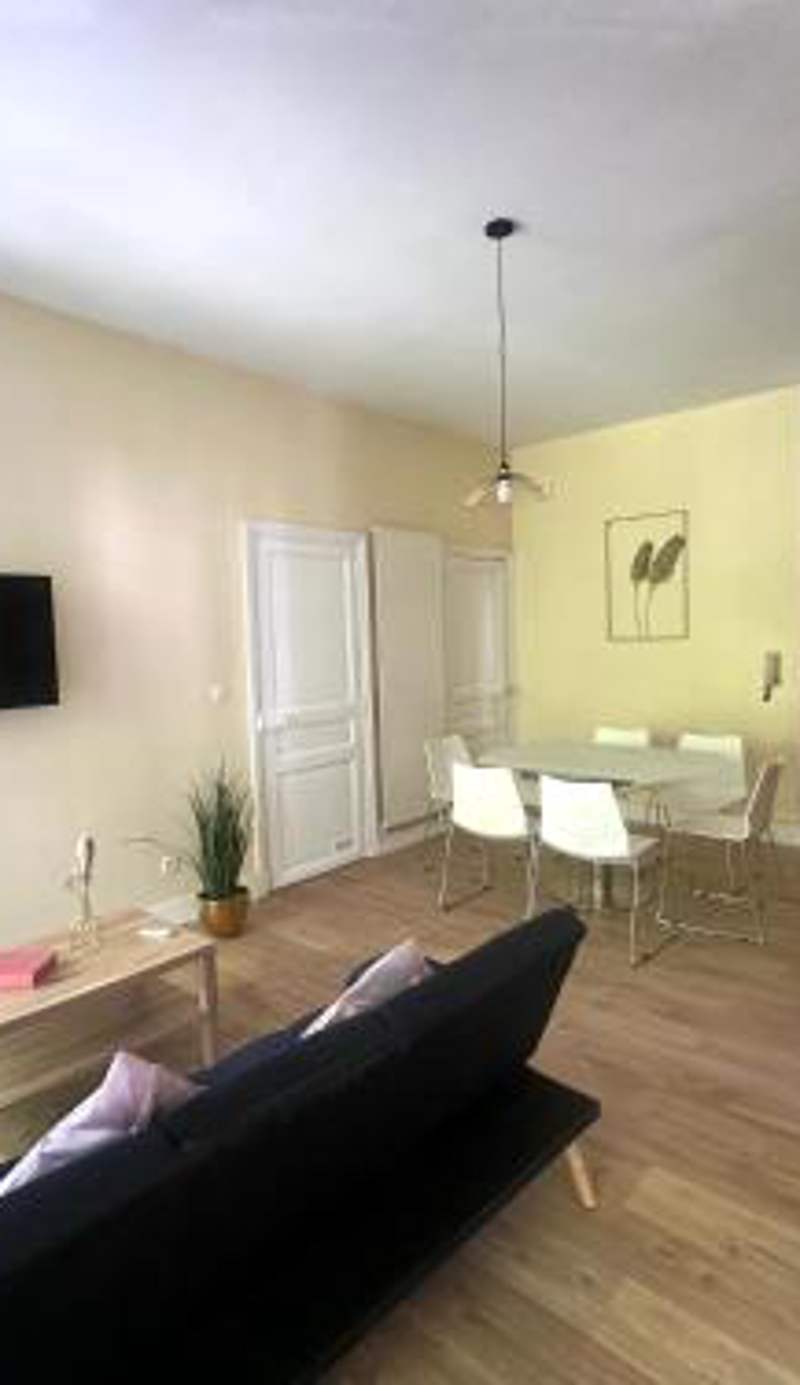 Centre ville, grand T3 avec balcon