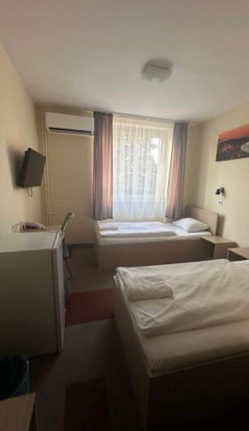 FREE PARKING, FREE BREAKFAST, only 15 minutes to City Center