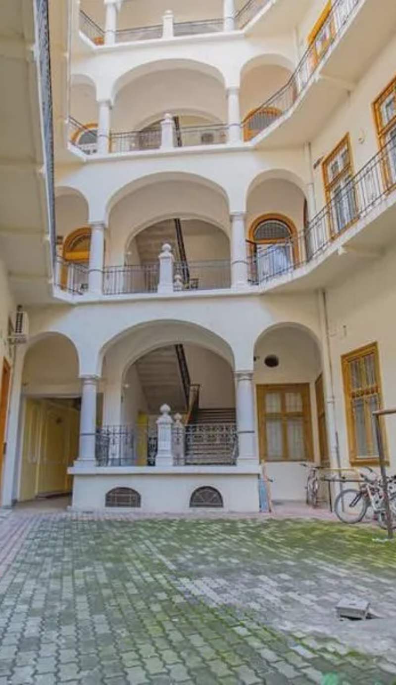 Cute gallery flat in Dob str, Mars