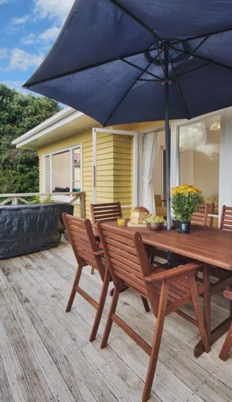 Surfer's Sunshine Cottage - Piha Holiday Home