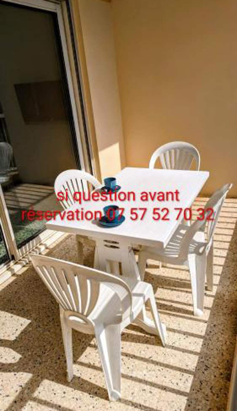Studio climatisé avec coin nuit 150m de la plage