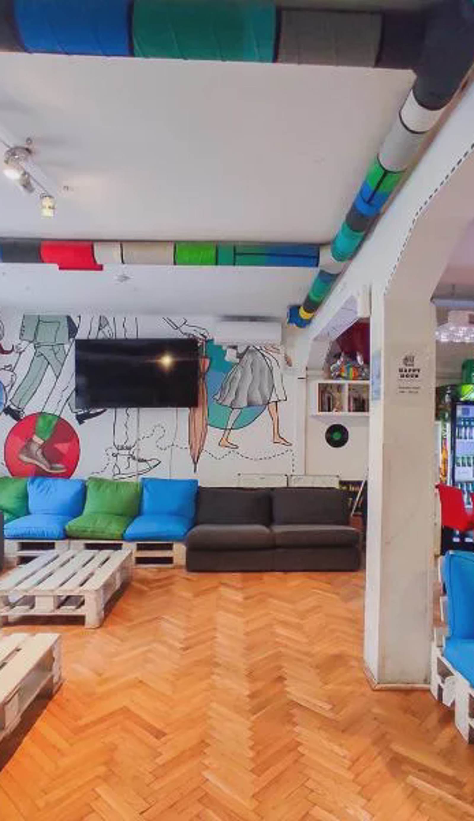 Whole Wide World Hostel & Bar