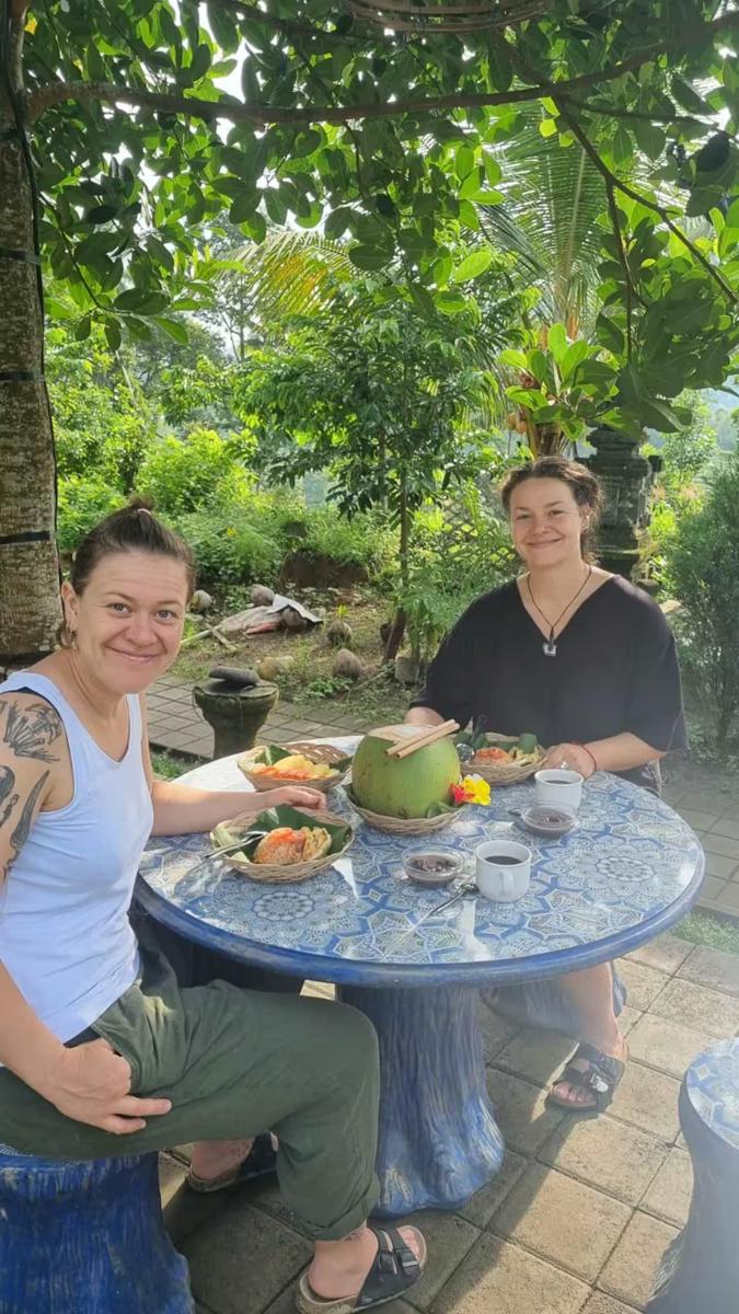 Chez Yoga Sidemen photo 3