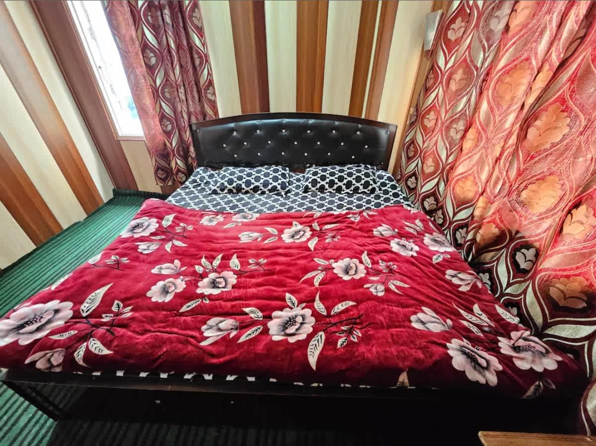 Hotel Azizia Near Dal Lake photo 2