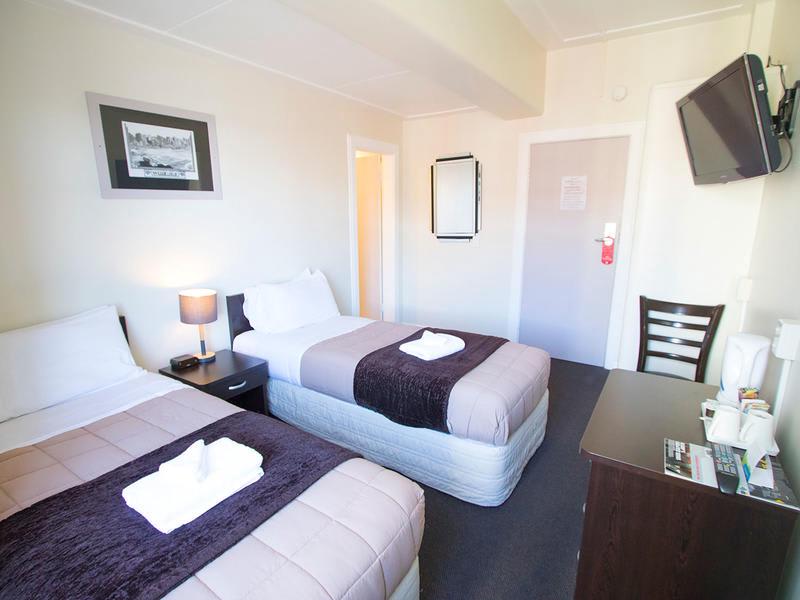 Hotel Waterloo & Backpackers photo 2