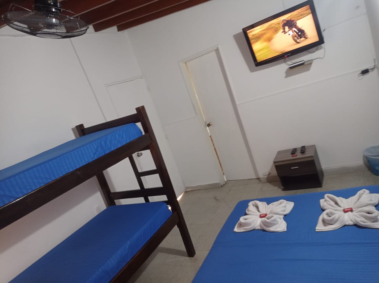 Yellow House Hostel photo 2