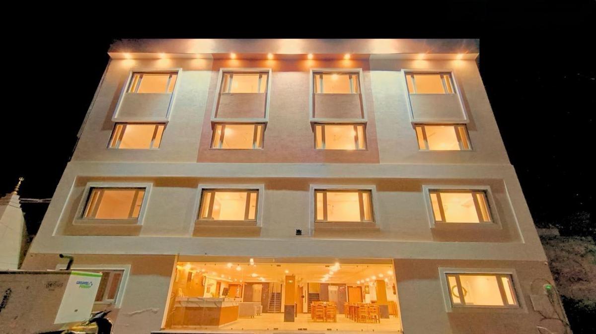 Royal Inn By White Panda photo 1