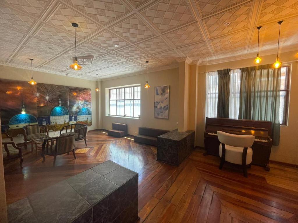Beautiful hostel 5 blocks from Calderon Park photo 1